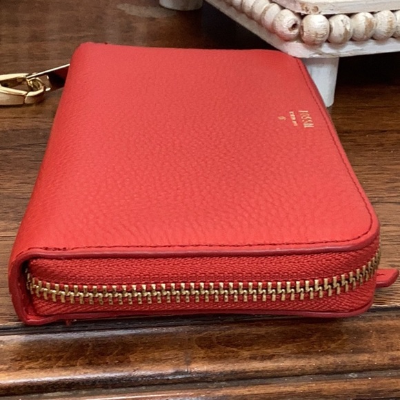 Fossil Vibrant Red cow hide Leather zip around Wristlet/wallet - Picture 6 of 16